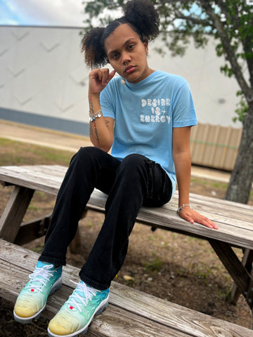 “No fake smiles” T-shirt (Baby Blue)